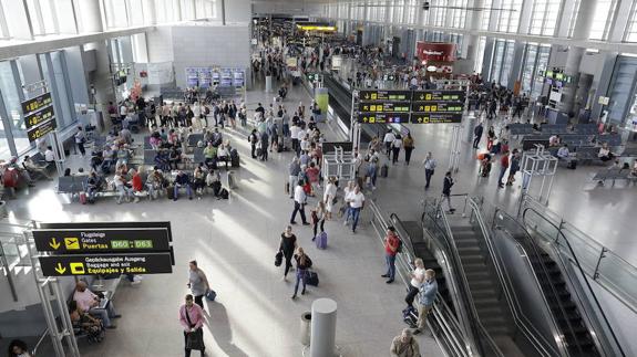 malaga-airport-passengers