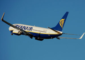 Ryanair.b737-800.aftertakeoff.wikimediaarp