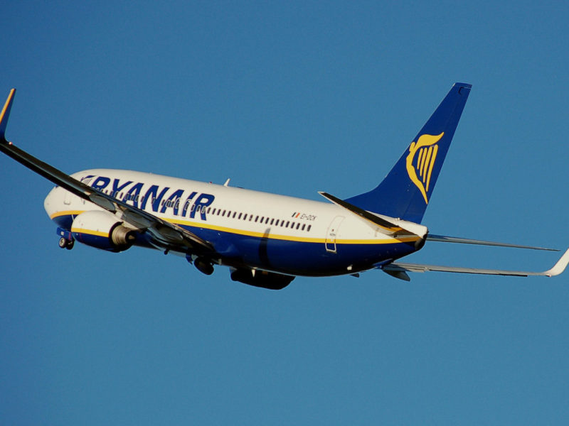 Ryanair.b737-800.aftertakeoff.wikimediaarp